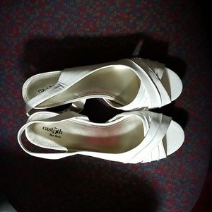 East 5th flex Form white pump